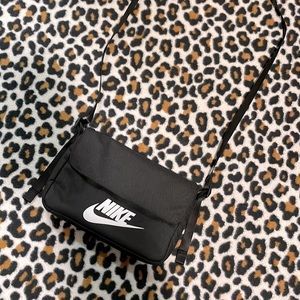 Nike Sportswear Futura 365 Crossbody bag